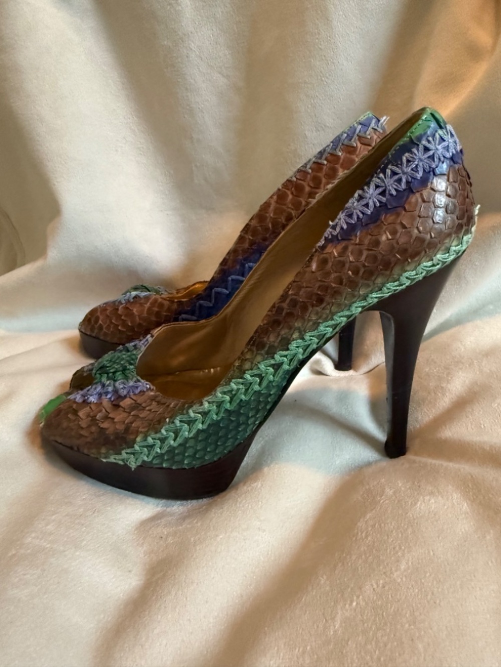 Stuart Weizman Python Multi-Color Peep Toe Pumps Heels - Picture 3 of 4
